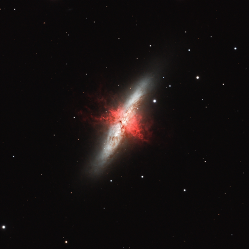 مجرة السيجار M82 وانبعاثاتها الهيدروجينية، التقطها المصور الفلكي الهاوي أنتوني ميشيل في فرنسا