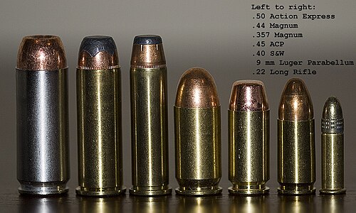 من اليسار إلى اليمين: .50 أكشن إكسبريس، .44 ماغنوم، .357 ماغنوم، .45 ACP، .40 S&W، 9 ملم لوغر، .22 لونغ رايفل