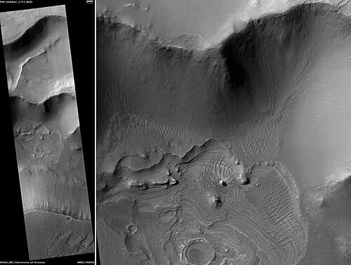 الطبقات الواقعة غرب وادي جوفينتاي، كما رصدتها كاميرا HiRISE. يبلغ طول شريط المقياس 500 متر.