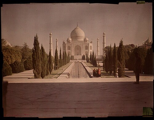صورة ملونة لتاج محل نُشرت في عدد عام 1921 من مجلة ناشيونال جيوغرافيك، والتقطت في عام 1914.