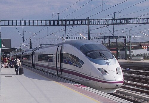 A RENFE AVE S-103 (Siemens Velaro E) في محطة سكة حديد فيغيريس فيلافانت في عام 2013.