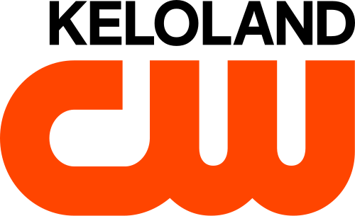 شعار شبكة CW باللون البرتقالي أسفل كلمة "KELOLAND" باللون الأخضر الداكن بخط sans serif، محاذية لليمين.