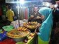 بائع يبيع الريسولي في باسار مالام (السوق الليلي) في راواساري، جاكرتا