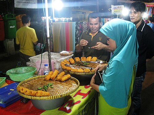 بائع يبيع الريسولي في باسار مالام (السوق الليلي) في راواساري، جاكرتا