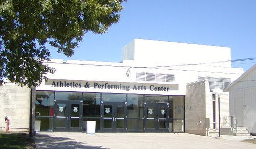 مدخل مركز روزماونت هاي سكول للرياضة والفنون الأدائية
