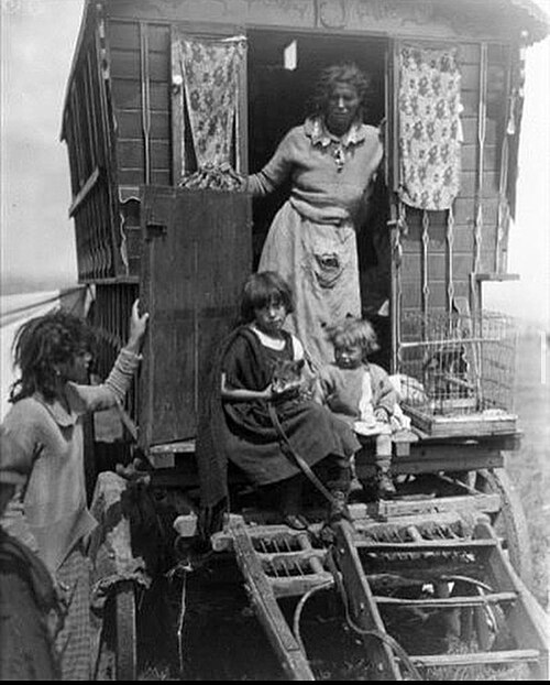 عائلة رومانية تعيش في منزل ريفي (1926)