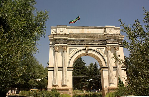 طاق ظفر (قوس النصر) في حدائق باجمان بالقرب من كابول، أفغانستان، تم بناؤه لإحياء ذكرى استقلال أفغانستان بعد الحرب الأنجلو-أفغانية الثالثة عام 1919