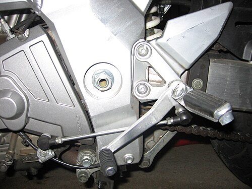 ناقل الحركة في دراجة نارية من طراز SV650S موديل 2003.