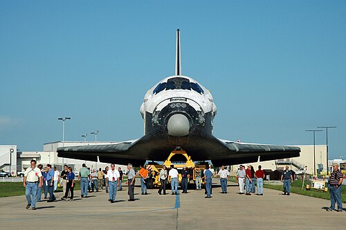 مكوك الفضاء أتلانتس، مهمة STS-42، من منطقة المشاهدة على الجسر. التقط الصورة جيمس إيجر باستخدام الوحدة الموضحة على يسار هذه الصفحة (عدسة مرآة 500-800 مم، بفتحة عدسة f/12، وكاميرا خلفية مزودة بمحرك).