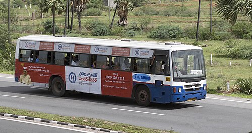 حافلة تابعة لشركة النقل البري الحكومية في ولاية تيلانجانا (TSRTC) في حيدر أباد