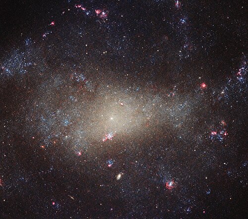 NGC 4242 هي مجرة ​​خافتة في كوكبة السلوقيان.