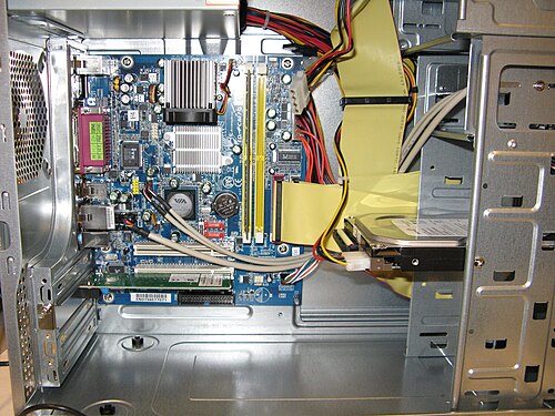 صورة داخلية لجهاز كمبيوتر من طراز gPC من عام 2008.