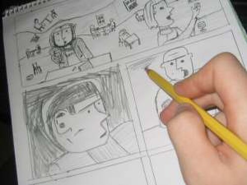 يدٌ ترسم تفاصيل بقلم الرصاص على صفحة مليئة بالفعل بلوحات من قصة مصورة