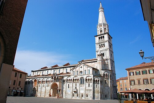 مقر أبرشية مودينا-نونانتولا هو Basilica Cattedrale di S. Maria Assunta.