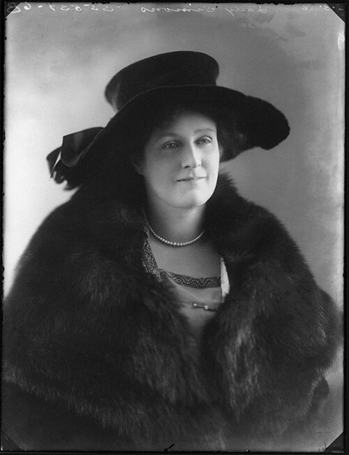 الفيكونتيسة المستقبلية سيمون، التي مُنحت لقب فارس عام 1933 لجهودها في مكافحة بقايا العبودية في الإمبراطورية البريطانية.