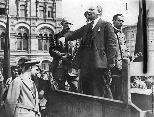 لينين يلقي خطاباً من مؤخرة سيارة أمام القوات في الساحة الحمراء، عام 1919