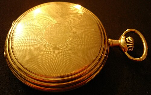 واجهة ساعة جيب من طراز Elgin تعود لعام 1911 في علبة مغلقة على طراز الصياد مع وجود ساق الساعة عند موضع الساعة الثالثة.