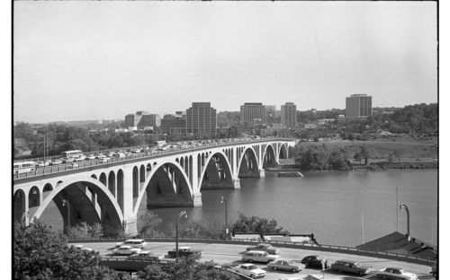 أفق روسلين وجسر كي من جورج تاون عام 1964