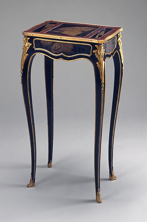 طاولة (إحياء طراز الروكوكو)؛ حوالي عام 1880؛ خشب، برونز مذهب، وطلاء؛ 68.9 × 26.99 × 38.42 سم؛ متحف مقاطعة لوس أنجلوس للفنون (لوس أنجلوس، الولايات المتحدة الأمريكية)