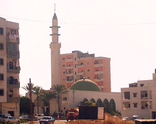 مسجد كبير ذو مئذنة شاهقة