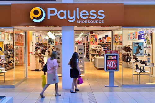 متجر Payless ShoeSource في مركز فيرفيو التجاري، كندا.