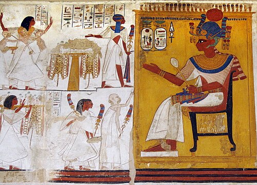 نقش بارز لرمسيس الثاني من السنوات الأولى لحكمه، يظهر اسمه الملكي "أوسرماعت رع" (غيّره إلى أوسرماعت رع ستبن رع في السنة الثانية من حكمه)، وابنه الأكبر (الأول في الصف العلوي) لا يزال يُنادى باسمه عند ولادته أمنهرونيمف، بدلاً من الاسم الأكثر شهرة أمنهرخوبسف. المتحف البريطاني