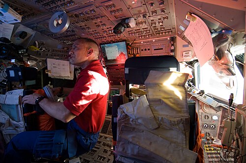 قائد مهمة STS-129، تشارلز هوباوغ، على سطح الطيران خلال أنشطة اليوم الثاني من الرحلة