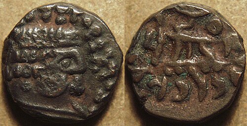 دراخما من البيلون تعود للملك الهندو-سكيثي راجوفولا (حوالي 10-25 ميلادي). الوزن: 2.21 غرام، القطر: 12 ملم