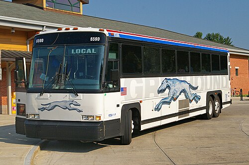 الحافلة MCI 102DL3 التي تشغلها شركة Greyhound Lines