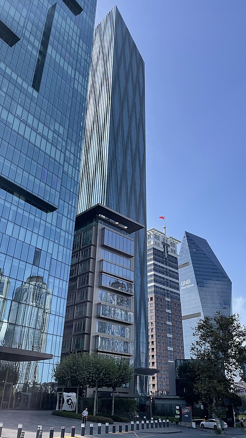 برج اسطنبول 205 (الوسط) في ليفنت