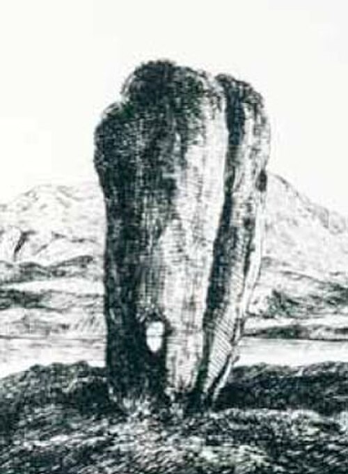 رسم تخطيطي بالأبيض والأسود لحجر قائم طويل، أعرض من قمته مقارنةً بقاعدته. يوجد به شق عمودي طويل على الجانب الأيمن، وثقب صغير يخترقه قرب الأرض. تظهر بحيرة وتلة في الخلفية.