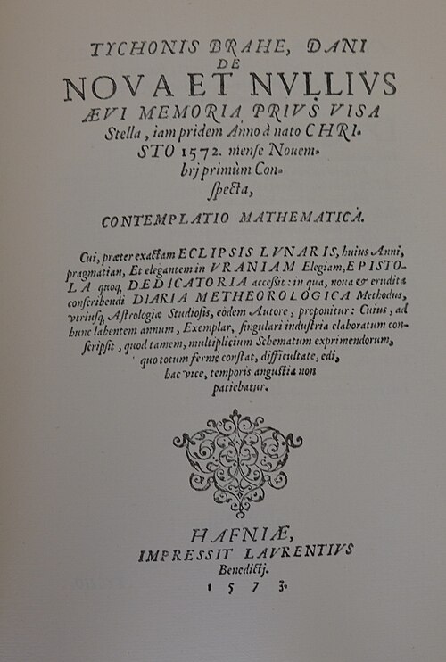 صفحة العنوان لكتاب De nova stella، في طبعة طبق الأصل من الطبعة الأصلية لعام 1573 (1901)