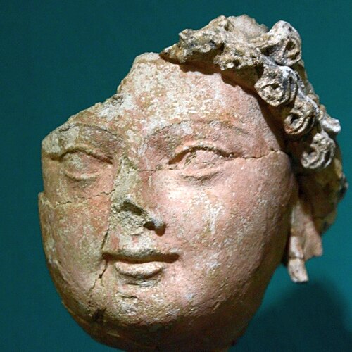رأس من الطين المحروق (200-400 م)
