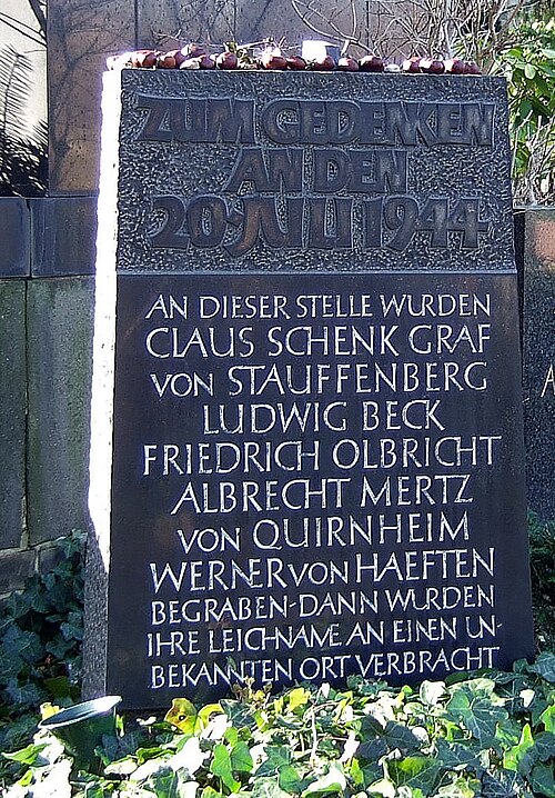 النصب التذكاري في المقبرة (Alter St.-Matthäus-Kirchhof، برلين) حيث دُفنت الجثث ولكن نُقلت بعد ذلك إلى مكان غير معروف