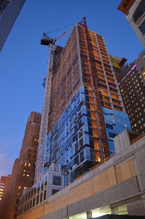 البرج قيد الإنشاء في عام 2014.