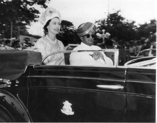 Jayachamrajendra Wodeyar في بيتا ميسورو التقليدي مع الملكة إليزابيث الثانية
