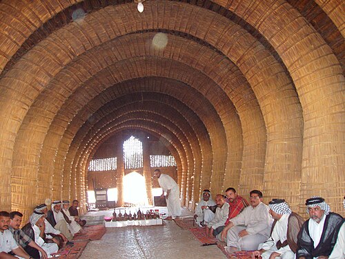 داخل محفيظ؛ وهو مسكن من القصب يستخدمه سكان الأهوار العراقيون