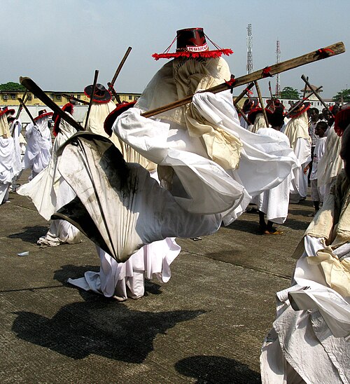 القفز في حفلة تنكرية لـ Eyo Iga Olowe Salaye