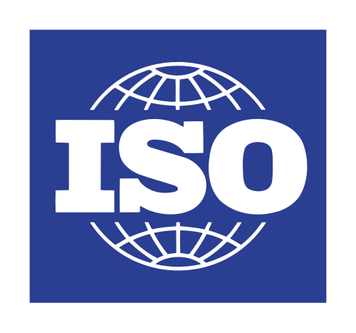 مستطيل أزرق بداخله رسم خطي أبيض لكرة مقسمة طولياً وعرضياً، ومزين بحروف "ISO" باللون الأبيض