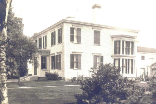 الموقع التقريبي لمنزل ومزرعة أسماك توماس بيرتشيس (صورة لمنزل دانيال ستون، حوالي عام 1920)