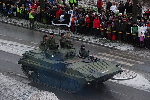 مركبة المشاة القتالية الفنلندية من طراز BMP-2 في عرض عسكري