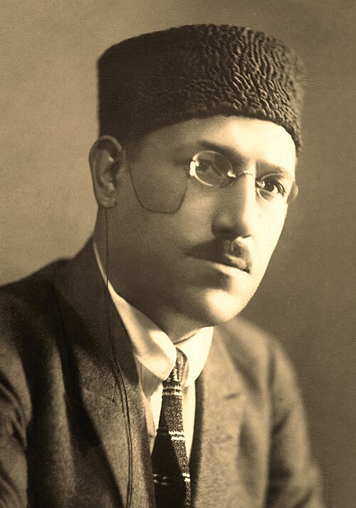 كان حسين جاويد مؤسس الرومانسية التقدمية في الأدب الأذربيجاني.