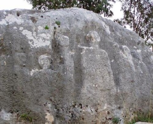 نقش بارز للرسل في قانا، وهو موقع حج مسيحي في لبنان