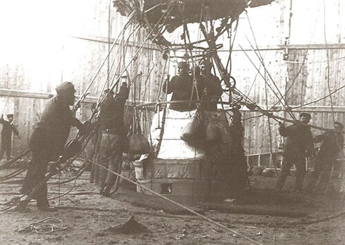 منطاد إس إيه أندريه قبل الإقلاع في 11 يوليو 1897.