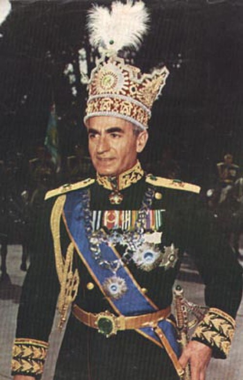 محمد رضا شاه يرتدي التاج في حفل تتويجه، 1967