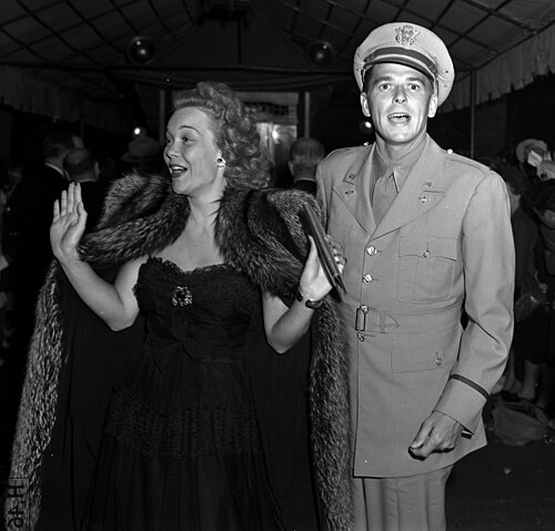 الممثلان جين وايمان ورونالد ريغان في العرض الأول لفيلم "حكايات مانهاتن" الذي صدر عام 1942 في لوس أنجلوس