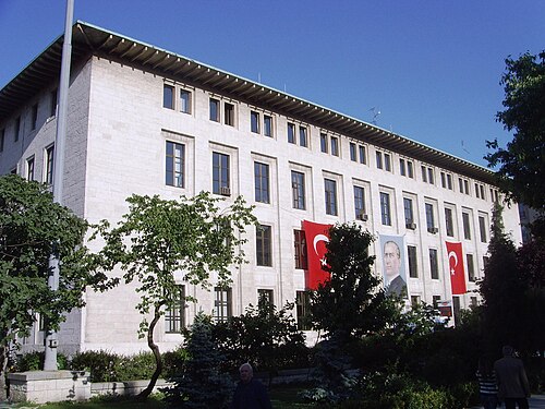قاعة راديو إسطنبول، صممها دوغان إرجينباش وعمر غوني وإسماعيل أوتكولار (1945).
