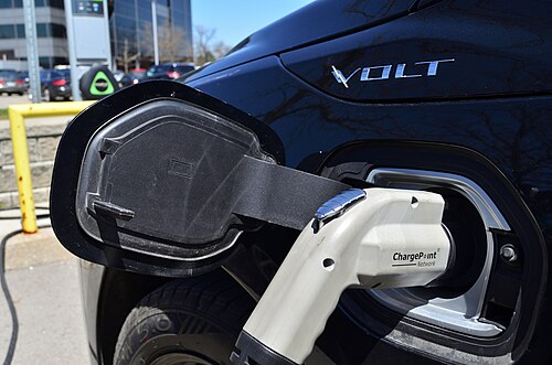 سيارة شيفروليه فولت قيد الشحن في محطة شحن ChargePoint.