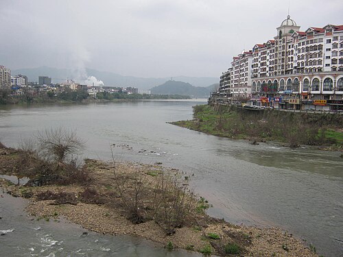 تشونغيانغ بروك (崇阳溪)، دير جينغشان (景山禅寺) بعيدًا.
