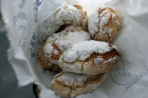 Ricciarelli هو بسكويت اللوز التوسكاني.